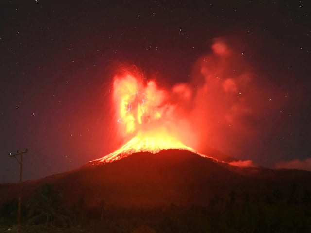 In this photo released by Geological Agency (Badan Geologi) of the Indonesia's Ministry of Energy and Mineral Resources, lava glows on the slope of Mount Lewotobi Laki-Laki during an eruption in East Flores, Indonesia, Friday, August. 1, 2025. (Badan Geologi via AP)