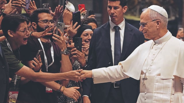 Le pape Léon XIV salue les fidèles à la fin de la messe célébrée par le cardinal Luis Antonio Tagle, dans la basilique Saint-Pierre de Rome, à l’occasion du Jubilé de la jeunesse, le 29 juillet.