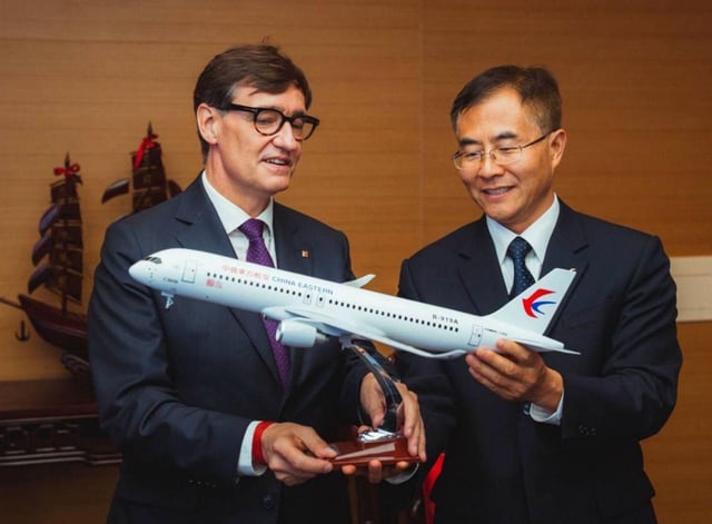 El president Salvador Illa amb el vicepresident executiu de China Eastern, Wan Qingchao, ahir. | ARNAU CARBONELL / ACN