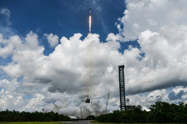 Une fusée de SpaceX transportant la capsule Crew Dragon décolle du Centre spatial Kennedy de la Nasa, en Floride, le 1er août 2025.