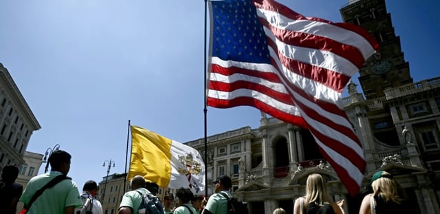 Des jeunes pèlerins agitant des drapeaux se rassemblent près de la basilique Santa Maria Maggiore alors qu'ils participent au Jubilé des Jeunes à Rome le 31 juillet 2025