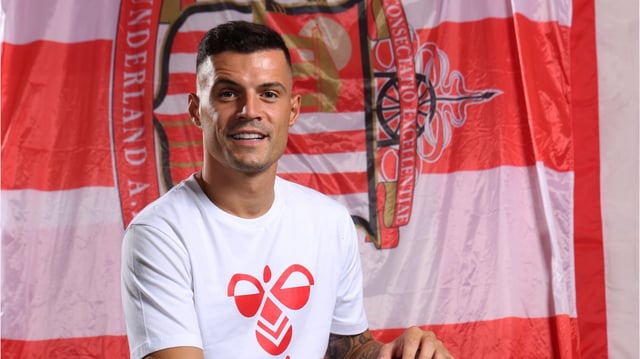 Granit Xhaka spielt nicht mehr in der Bundesliga. Der Ex-Leverkusener unterzeichnete am vergangenen Mittwoch einen Dreijahresvertrag beim Premier-League-Aufsteiger FC Sunderland.
Das nahm der Insel-Klub zum Anlass, den 32 Jahre alten Schweizer zu seiner Motivation zu befragen. Allerdings wirkt nicht nur die Interview-Situation absolut uninspiriert. Auch die Sätze die Xhaka vervollständigen soll und seine Antworten wirken völlig austauschbar.
Frage: Beende den Satz: Ich habe mich für Sunderland entschieden, weil…
Xhaka: … es eine große Herausforderung ist.
Frage: Sunderland ist bekannt für …
Xhaka: „… großartiger Verein.“
Frage: Ich freue mich darauf, zusammenzuspielen mit …
Xhaka: … jedem.
Frage: Ich kann es kaum erwarten, gegen … anzutreten …
Xhaka: … alle.
Frage: Mein erstes Gespräch mit dem Trainer war …
Xhaka: … fantastisch.
Frage: Als ich meiner Familie davon erzählte, sagte sie …
Xhaka: … dass sie sich freut.
Frage: Wenn ich an das Stadium of Light denke, denke ich an …
Xhaka: … Feuer.
Frage: Die Fans von Sunderland sind …
Xhaka: … fantastisch.
Auf X wird das Video mit hämischen und spöttischen Kommentaren überzogen:
„Das ist vielleicht das Peinlichste, das ich je in diesem Sport gesehen habe.“
„Es wirkt wie eine Geiselnahme.“
„Verdammt noch mal, Jungs, ihr hättet ihn vorher vorbereiten können.“
„Warum zwingt ihr ihn, all diese Antworten zu geben?“
„Das ist das passivste, uninteressierteste und gleichgültigste Interview der Welt. Ich glaube nicht, dass Granit auch nur 10 ehemalige oder aktuelle Spieler von Sunderland nennen kann.“
„Und der Preis für die langweiligsten Fußballantworten aller Zeiten geht an...“
„Bitte hört damit auf. Das ist schwer anzusehen. Diese Sekunden meines Lebens bekomme ich nie wieder zurück.“
Der FC Sunderland ist Xhakas zweite Premier-League-Station. Bevor er nach Deutschland wechselte und Leverkusen 2024 zum Bundesliga-Titel verhalf, spielte er sieben Jahre bei Arsenal.
Bei Sunderland wird seine Hauptaufgabe wohl darin bestehen, dem Verein zu helfen, nicht sofort wieder abzusteigen. „Ich fühle mich bereit, dem Team mit meiner Erfahrung, aber auch mit meiner Qualität zu helfen“, sagte Xhaka. Sunderlands Sportdirektor Kristjaan Speakman sagte über Xhakas Verpflichtung: „Seine Leistungen und Qualitäten bedürfen keiner großen Vorstellung – er ist ein Spieler von höchstem Kaliber auf und neben dem Platz.“
