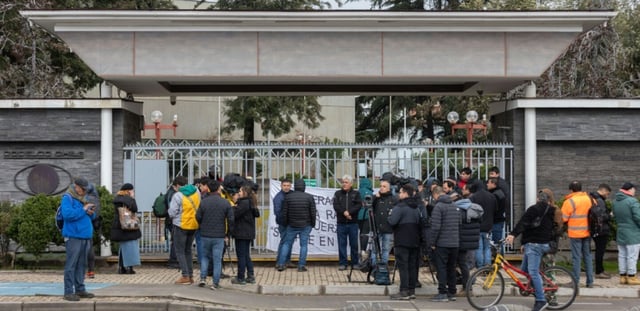 Des proches de cinq mineurs bloqués attendent des nouvelles après un effondrement partiel dans une mine de cuivre à Rancagua au Chili