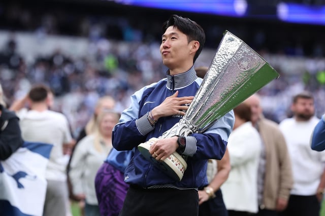 Archivo - Heung-Min Son con el trofeo de la Liga Europa logrado con el Tottenham Hotspur