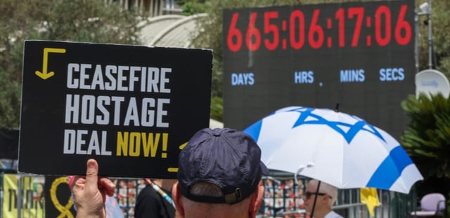 Des proches d'otages israéliens retenus à Gaza manifestent à Tel-Aviv pour réclamer l'arrêt de la guerre et la libération des captifs, lors de la visite de l'envoyé américain Steve Witkoff, le 2 août 2025