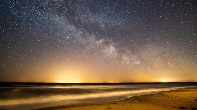 Der Sternenhimmel leuchtet über der Ostsee.
