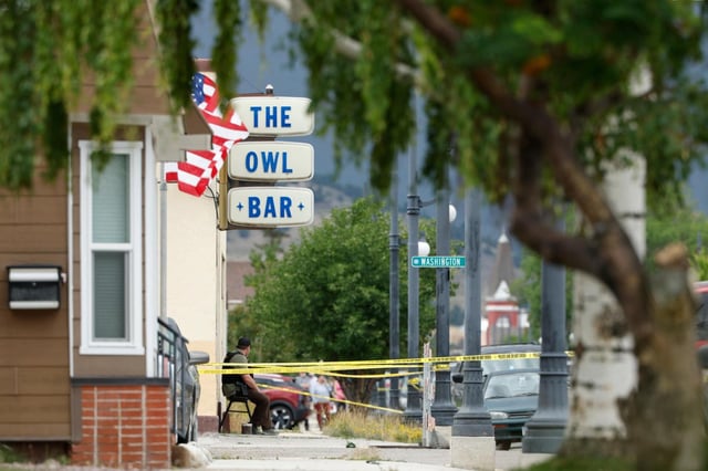 Una cinta policial rodea The Owl Bar en Anaconda, Montana, el viernes 1 de agosto de 2025, tras un tiroteo mortal. (Joseph Scheller/The Montana Standard vía AP)