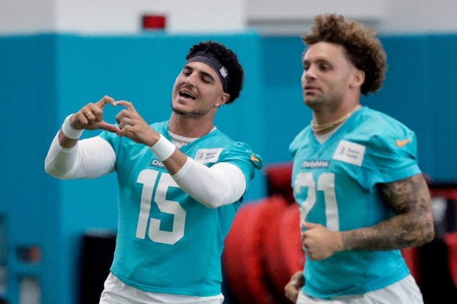 Miami Dolphins linebacker Jaelan Phillips dances while warming up during the mandatory minicamp at Hard Rock Stadium on Wednesday, June 11, 2025. (Mike Stocker/South Florida Sun Sentinel)