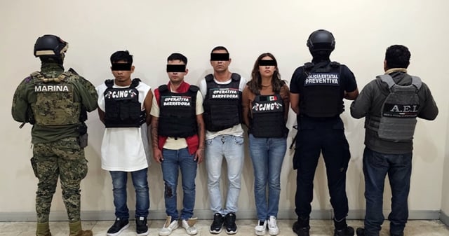 Fuerzas Armadas detuvieron el viernes a seis presuntos miembros del grupo criminal "La Barredora" en Puebla. También fueron asegurados chalecos tácticos, armas de fuego y droga. Foto: FGE de Puebla