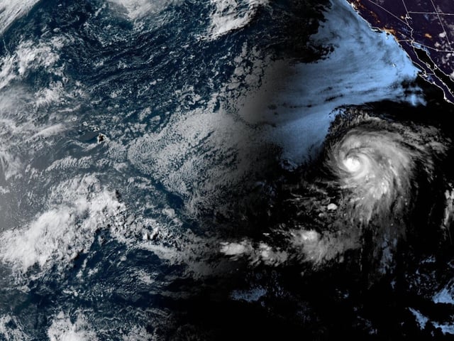 Imagen satelital proporcionada por la NOAA que muestra la tormenta tropical Gil ubicada al sur-suroeste de la península de Baja California el jueves 31 de julio de 2025. (NOAA vía AP)