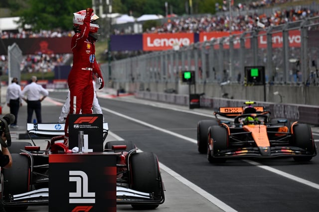 El piloto de Ferrari, Charles Leclerc de Mónaco, celebra su pole position después de la sesión de clasificación para el Gran Premio de Hungría de Fórmula 1 en el circuito de Hungaroring en Mogyorod, Hungría, el sábado 2 de agosto de 2025. (AP Photo/Denes Erdos)