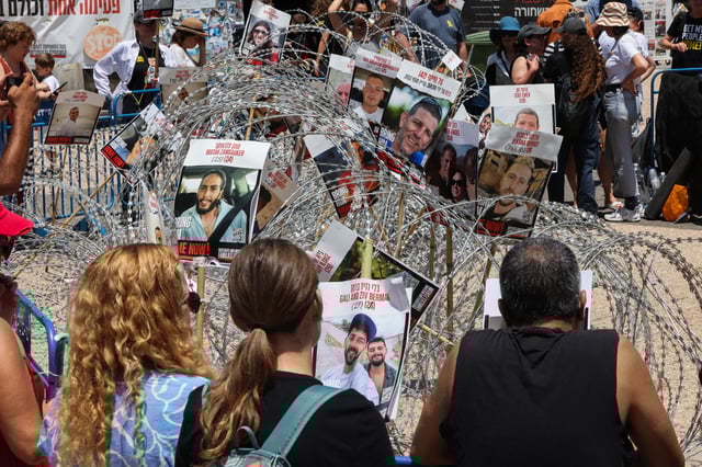 Les familles d’Israéliens retenus en otages dans la bande de Gaza depuis octobre 2023 manifestent sur la «place des otages» à Tel Aviv lors de la visite de l’envoyé américain Steve Witkoff, le 2 août 2025.