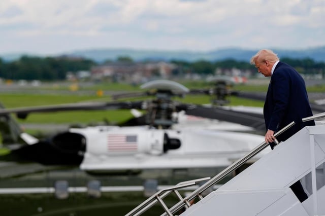 El presidente estadounidense Donald Trump desciende del Air Force One en el Aeropuerto Internacional de Lehigh Valley, el viernes 1 de agosto de 2025, en Allentown, Pensilvania. (AP Foto/Julia Demaree Nikhinson)