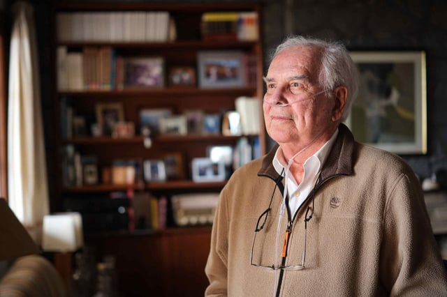 Francisco Sánchez posa en la sala principal de su casa en La Laguna.