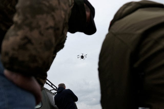 Des pilotes de drones ukrainiens du Premier Bataillon de Systèmes Sans Pilote de la 59e Brigade d’Assaut Séparée des Forces Armées Ukrainiennes, le 7 avril 2025.