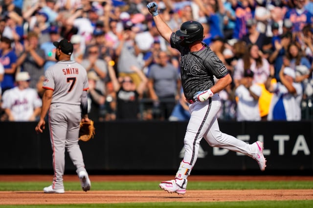 New York Mets’ Pete Alonso, right, celebrates after hitting a two-run home run during the first inning of a baseball game against the San Francisco Giants, Saturday, Aug. 2, 2025, in New York. (AP Photo/Yuki Iwamura)