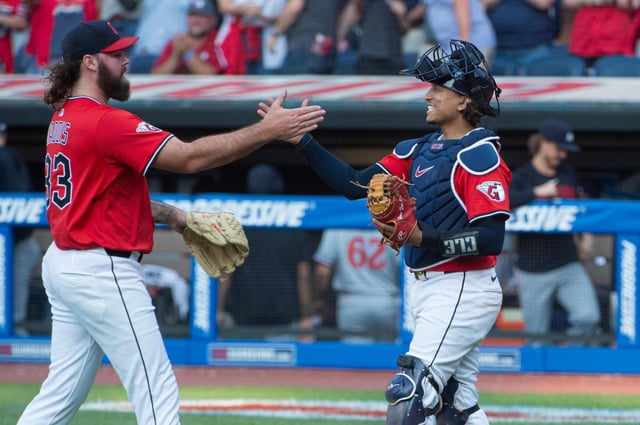 El abridor de los Guardianes de Cleveland Hunter Gaddis felicitado por Bo Naylor en el encuentro ante los Mellizos de Minnesota el sábado 2 de agosto del 2025. (AP Foto/Phil Long)