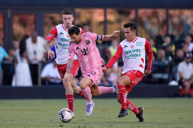 El delantero del Inter Miami Lionel Mess avanza con el balón mientras lo defienden Raúl Sánchez y José Rodríguez del Necaxa de México en el duelo de la Leagues Cup el sábado 2 de agosto del 2025. (AP Foto/Rebecca Blackwell)