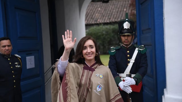 \"Hoy quiero invitar a todos a mirarnos en los ojos de Cabral y encontrar allí la argentinidad escondida que puja por salir\", dijo la vicepresidenta.