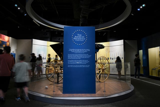 Exposition "La présidence américaine : un fardeau glorieux" au Musée national d’histoire américaine du Smithsonian, après le retrait de toute référence explicite à Donald Trump d’une exposition sur la destitution, le 1er août 2025.