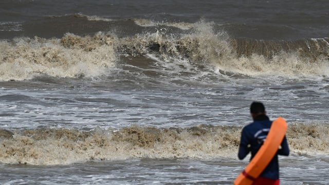 The duo approached the sea even after being cautioned by the lifeguards of the Brihanmumbai Municipal Corporation, 