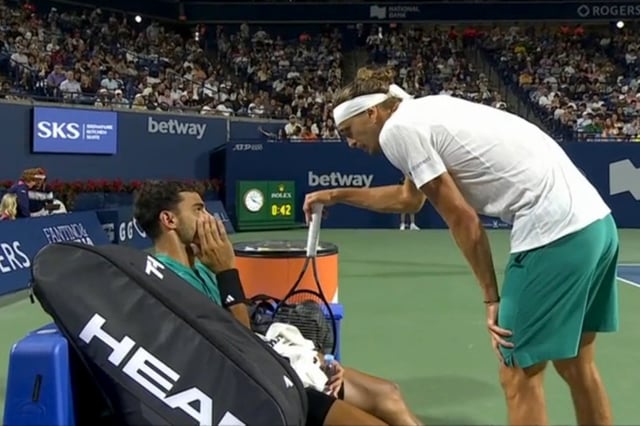 En uno de los descansos, Alexander Zverev se acercó al banco de Francisco Cerúndolo y hablaron de la lesión