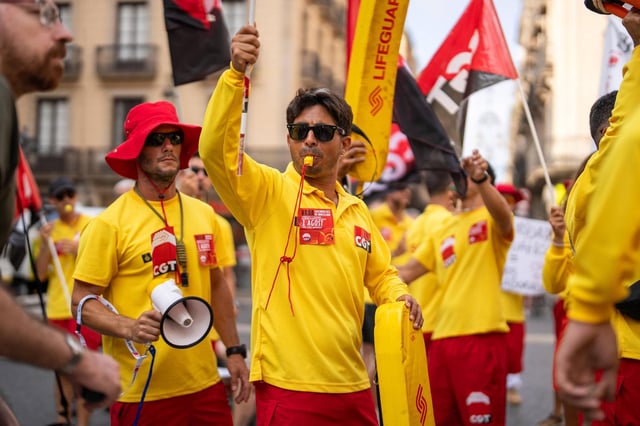 Mariano Corigliano, socorrista argentino, durante la protesta por el inicio de la huelga en el servicio, este viernes en Barcelona.
