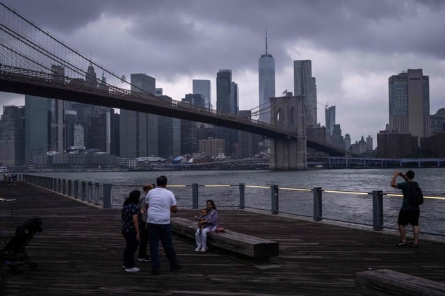 Varias personas cerca del puente de Brooklyn de Nueva York.