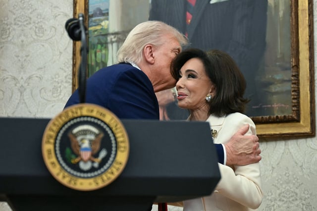 Donald Trump embrasse la procureure Jeanine Pirro, lors de sa cérémonie d’investiture dans le bureau ovale de la Maison Blanche à Washington, DC, le 28 mai 2025.