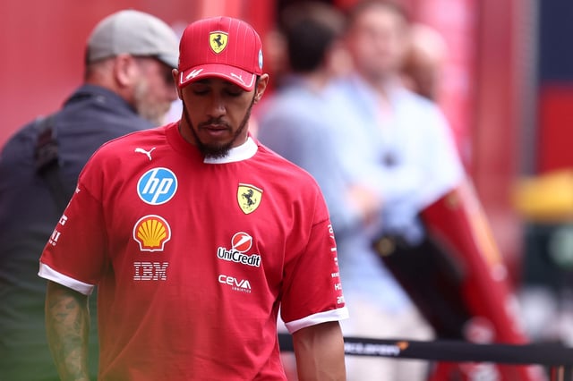 Lewis Hamilton fährt mit seinem Ferrari nur hinterher.