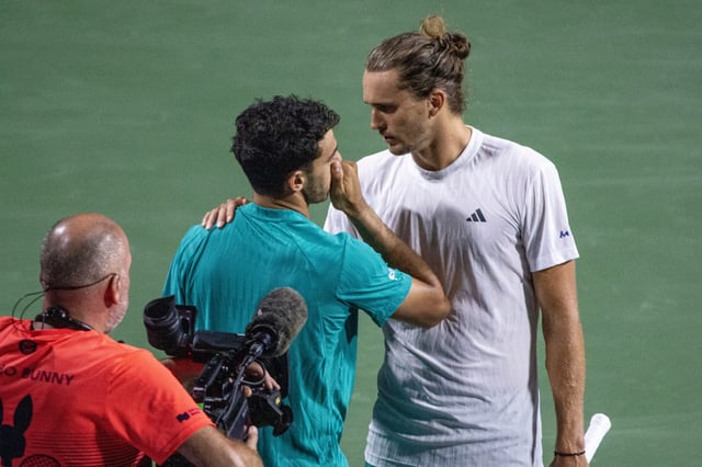 Alexander Zverev tröstete seinen Gegner Francisco Cerundolo nach dessen Aufgabe in Toronto.