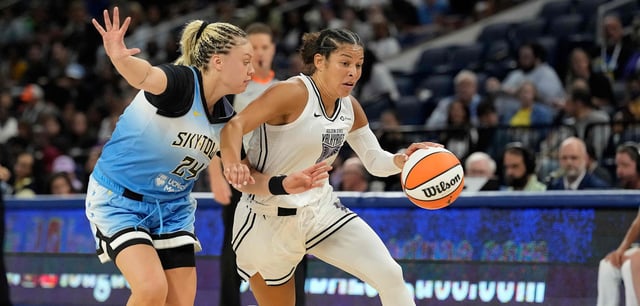 Bei aller Aufregung um Sexspielzeuge wurde zwischen den Golden State Valkyries (Veronica Burton, r.) und Chicago Sky (Rachel Banham, l.) auch Basketball gespielt
