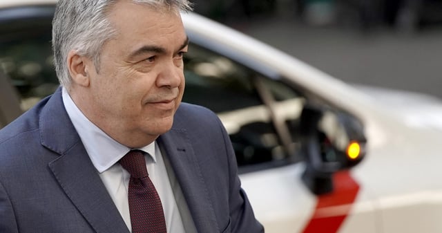 Santos Cerdán entra en la sede del Tribunal Supremo antes de decretarse su encarcelamiento.