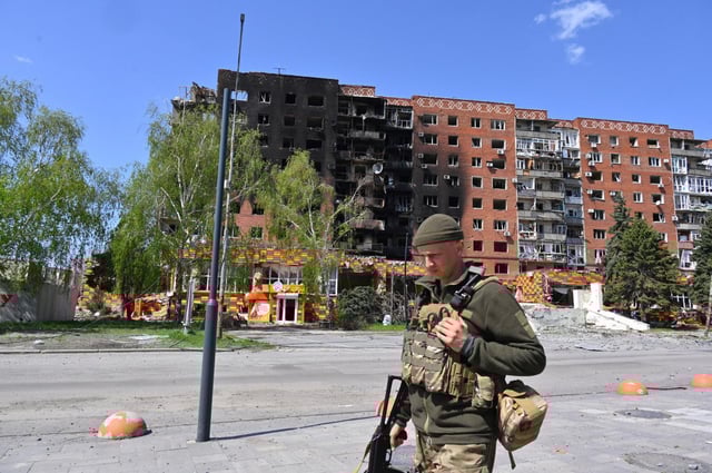 ARCHIVO - Un soldado ucraniano camina junto a edificios dañados en el centro de Pokrovsk, donde se producen intensas batallas con tropas rusas en la región de Donetsk de Ucrania, el 23 de abril de 2025. (AP Foto/Michael Shtekel, Archivo)