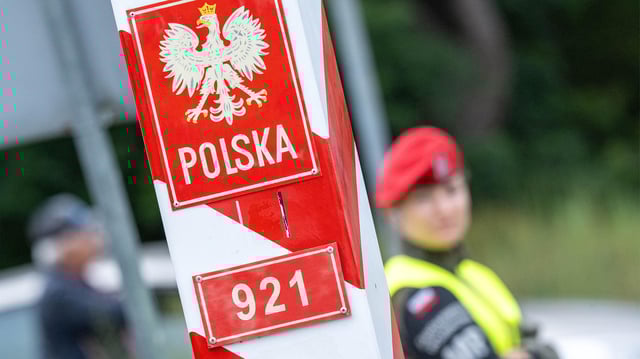 Polnische Polizeibeamte am einem Grenzübergang (Archivbild)