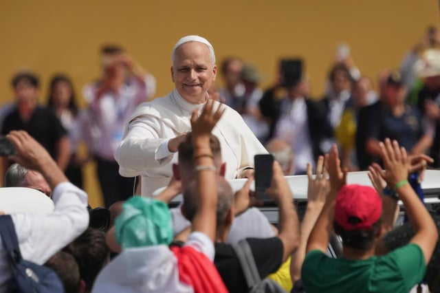 El papa León XIV saluda a los jóvenes que participan en el Jubileo de la Juventud, en el campo de Tor Vergata en Roma, el domingo 3 de agosto de 2025. (AP Foto/Andrew Medichini)