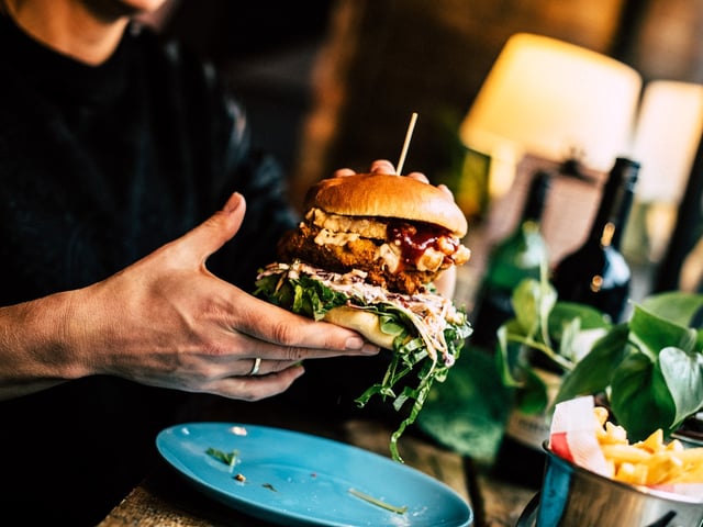 Mit pflanzenbasierten Burgern wollte Swing Kitchen die Geschmäcker erobern. Jetzt ist der Konzern insolvent.