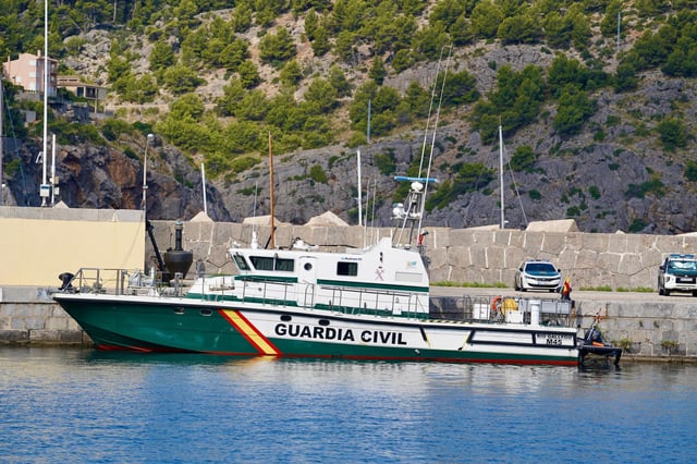 La patrullera de la Guardia Civil en la bocana de la base naval, desde donde se han coordinado las operaciones