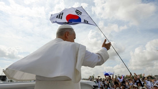 Pope Leo XIV gestures on the day of a Mass for Jubilee of Youth in Tor Vergata, in Rome, Italy, August 3, 2025. Vatican Media/­Handout via REUTERS ATTENTION EDITORS - THIS IMAGE WAS PROVIDED BY A THIRD PARTY.