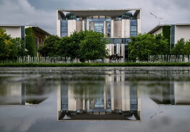 Der Steuerzahlerbund hat die Kosten für die Erweiterung des Bundeskanzleramts kritisiert. Die Baukosten von mehr als 1,3 Millionen Euro pro Arbeitsplatz seien "rekordverdächtig", sagte Verbandchef Reiner Holznagel der "Augsburger Allgemeinen".