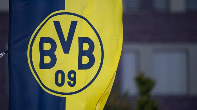 Ein BVB-Fahne weht vor dem Trainingsgelände von Borussia Dortmund (Archivbild).