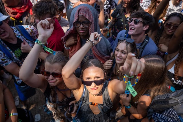 People dance to Layz during the third day of Lollapalooza at Grant Park on Aug. 2, 2025. (Audrey Richardson/for the Chicago Tribune)