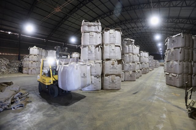 A forklift moves super sacks with coffee beans at a farmers’ cooperative warehouse in Franca, Brazil, August 1, 2025. REUTERS/Joel Silva/File Photo