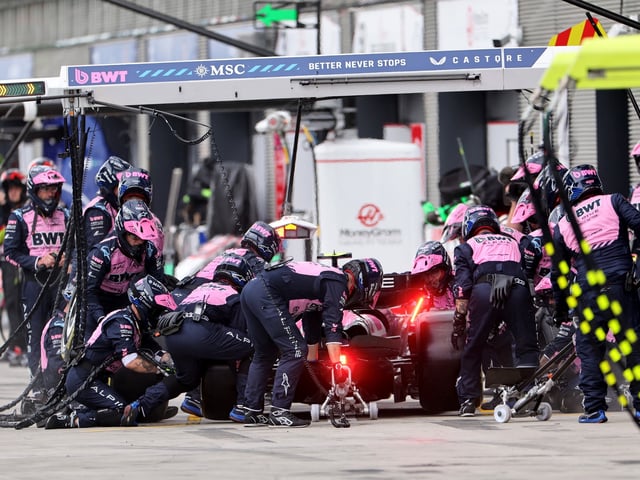 Franco Colapinto y el momento del problema en los pits de Alpine durante el Gran Premio de Hungría. Foto: EFE/EPA/ANNA SZILAGYI / POOL
