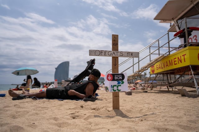 Una cruz en señal de protesta por las condiciones de los socorristas en una playa de Barcelona.