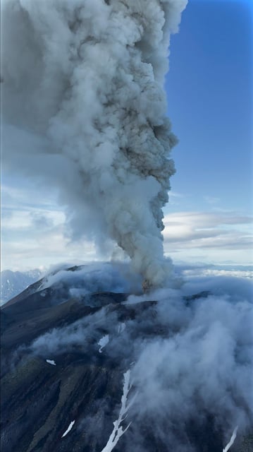 El volcán Krasheninnikov en el lejano oriente de Rusia el 3 de agosto del 2025. Foto tomada de video de Artem Sheldr. (Artem Sheldr via AP)