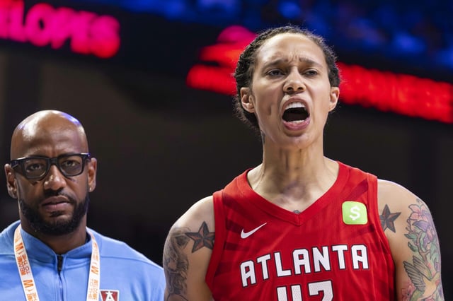 Beim Spiel zwischen den Atlanta Dream und Chicago Sky, warf ein Fan ein Set-Spielzeug auf den Basketball-Platz. Die Spielerinnen sind empört.