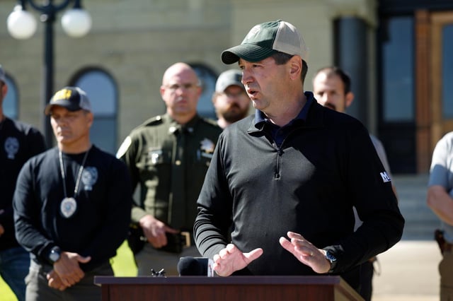 El fiscal general de Montana Austin Knudsen habla con la prensa en Anaconda, Montana, el 3 de agosto del 2025. (Joseph Scheller/The Montana Standard via AP)