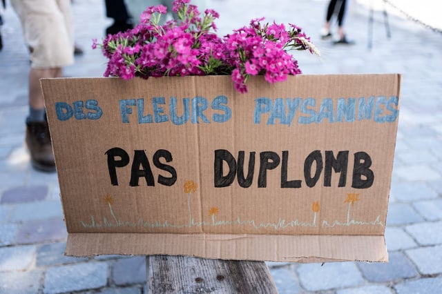 Lors d'un rassemblement contre la loi Duplomb, à Paris le 30 juin 2025. 