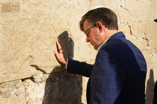 Speaker Mike Johnson Visits Western Wall on Tisha B’Av: “May America Always Stand With Israel”